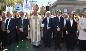 El gobernador Claudio Poggi participó de la misa y procesión en honor a San Luis Rey.
