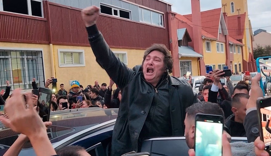 Javier Milei suspendió su actividad de campaña en Tierra del Fuego en medio de movilizaciones opositoras - imagen destacada
