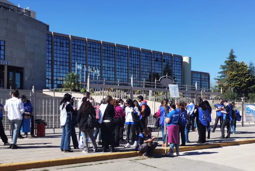 El SIJUPU realizó protesta en la puerta de la Legislatura provincial