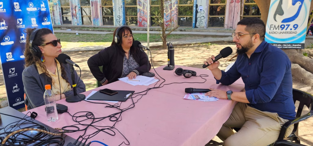 SAEBU tiene su stand donde informa sobre becas, el centro de salud estudiantil, deporte universitario y el comedor - imagen destacada