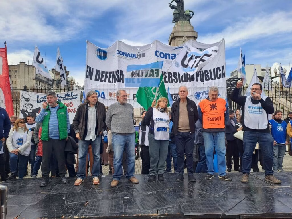 Los docentes y nodocentes universitarios convocan a paro y marcha por el veto de Javier Milei a la Ley de Financiamiento Universitario - imagen destacada