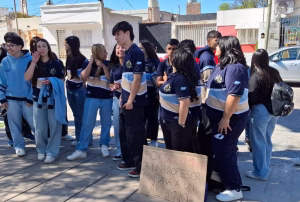 Alumnos del Colegio General Manuel Belgrano N°7 se manifestaron a favor de un docente