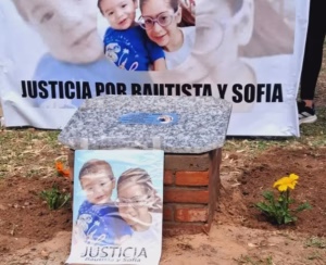 A un año del doble filicidio realizaron un homenaje a Sofía y Bautista en la plaza donde jugaban
