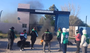 Trabajadores municipales se manifiestan frente al Centro de Disposición Final