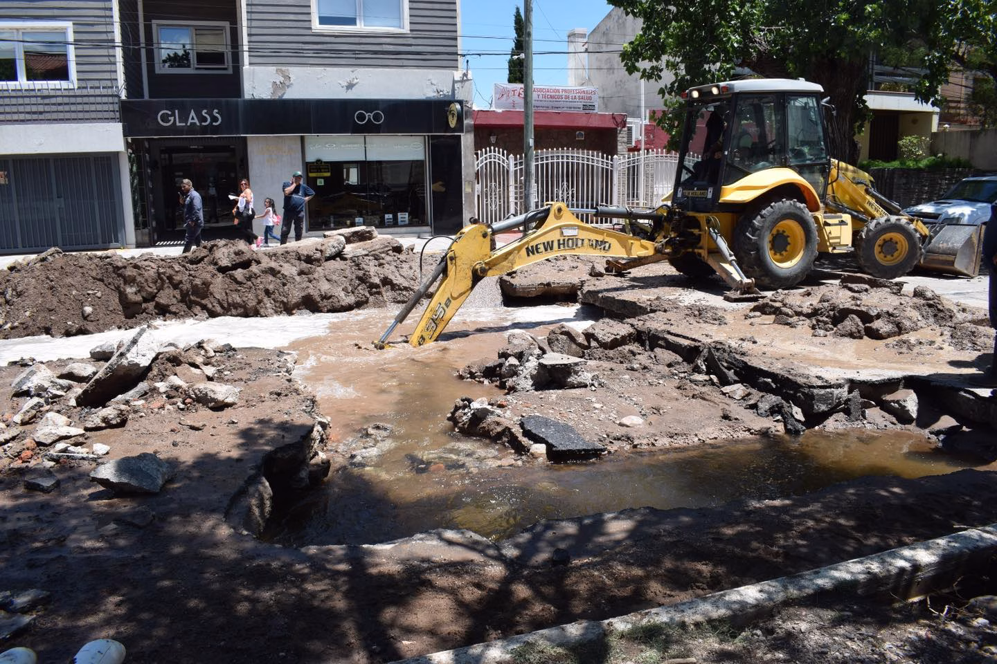 El arreglo de un caño madre provoca corte de agua en el centro de la ciudad y cortes en el tránsito