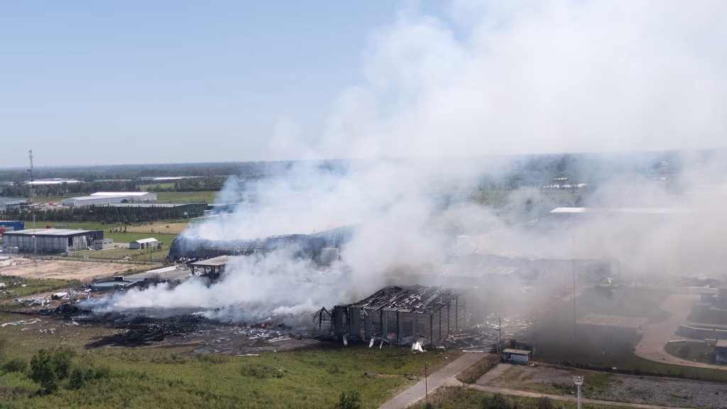 Las pérdidas por el incendio en el polígono industrial de Ezeiza son multimillonarias - imagen destacada