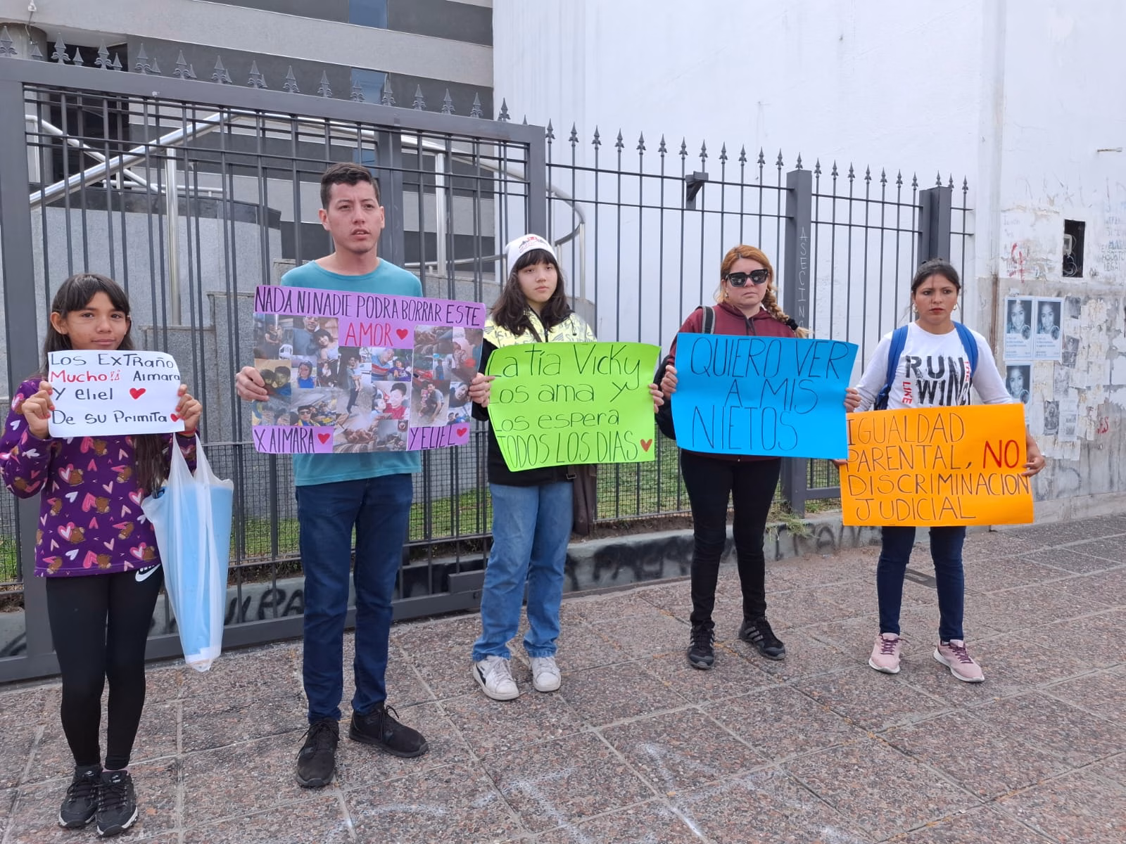 Joven se encadenó en la puerta del Poder Judicial reclamando por sus hijos