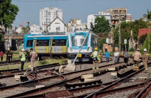 Fuerte reclamo de trabajadores del Tren Sarmiento tras el descarrilamiento
