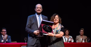 Taty Almeida fue distinguida con el premio “Mauricio López” , lo recibió en su nombre, su hija Fabiana Almeida.