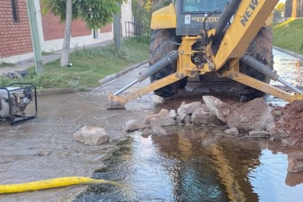 Serba trabaja en la reparación de un caño principal de agua en el barrio AMPARE - imagen destacada