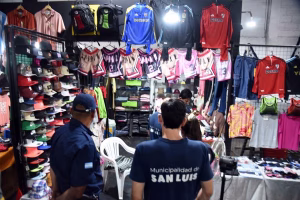 Los vendedores ambulantes de la peatonal se reubicarán en la Galería Chacabuco y el nuevo Paseo Ferroviario