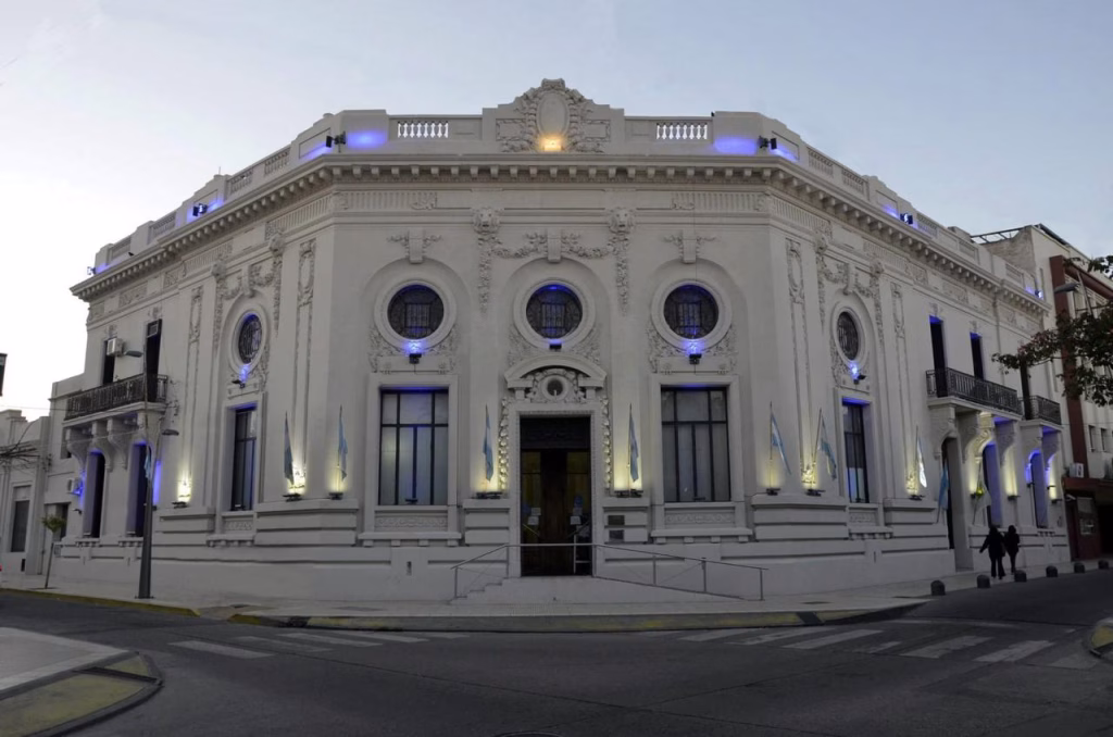 El intendente capitalino anunció un 7 % de aumento para los empleados municipales - imagen destacada