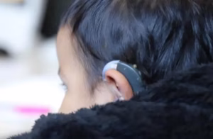 Entregan 37 audífonos a niños en situación de vulnerabilidad y capacitarán a fonoaudiólogos