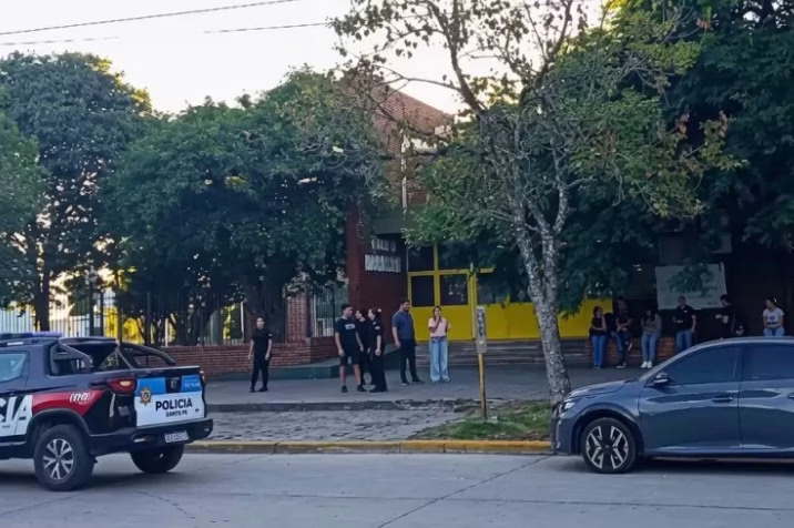 Un alumno entró armado a una escuela de Santa Fe y mató a un compañero - imagen destacada