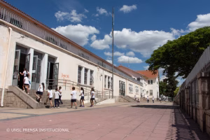 Autoridades de la Escuela Mixta activan protocolo tras amenazas con pintadas y garantizan clases