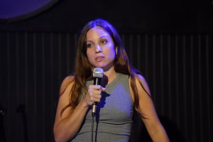 Agustina Aguilar, una de las voces más singulares del stand up argentino, presenta su último espectáculo en San Luis