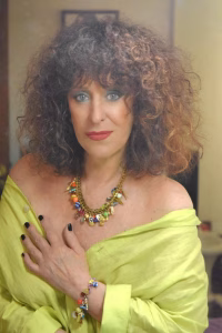 Julia Zenko habló en Radio Universidad antes de presentar “Nosotras” este 30 de mayo