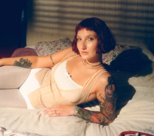 Sharon presentó “Se detiene el tiempo”, adelanto de su primer disco en Rock del País