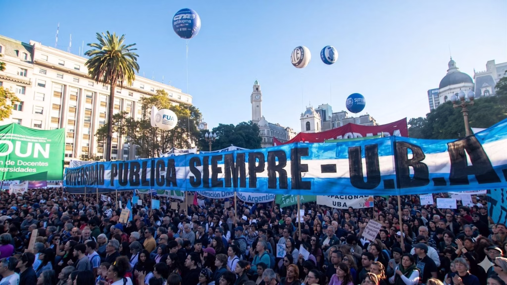 El rector de la Universidad Nacional de Rosario reclamó que se asignen los recursos mínimos indispensables para el funcionamiento de la universidad pública en Argentina - imagen destacada