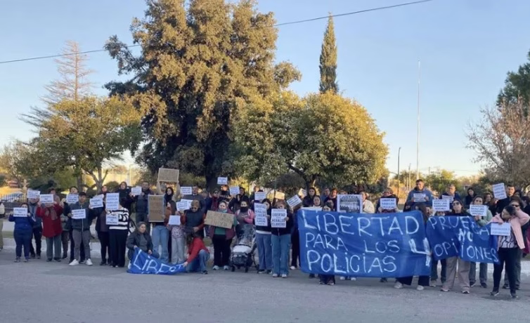 Familiares de policías detenidos por el caso Magalí Morales reclamaron su liberación - imagen destacada