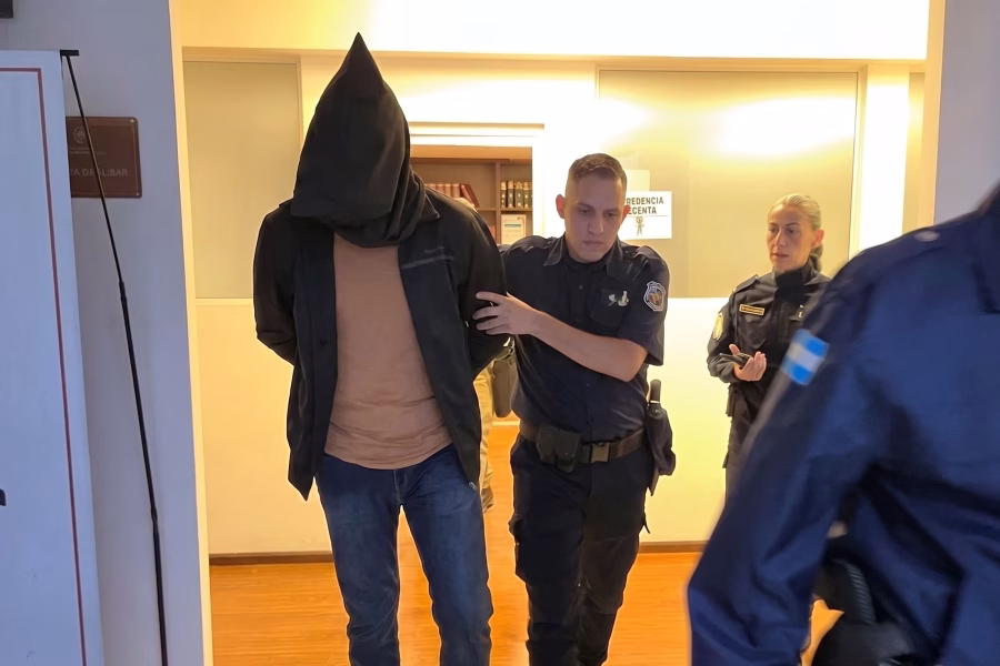 Revocaron la domiciliaria del policía investigado por golpear a un vecino y recuperó la libertad - imagen destacada