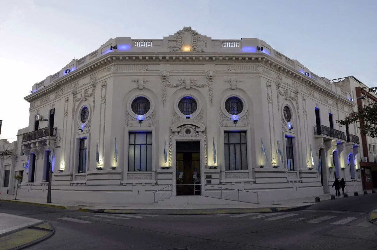 El Intendente capitalino dispuso un aumento del 10% y otros beneficios para los trabajadores municipales