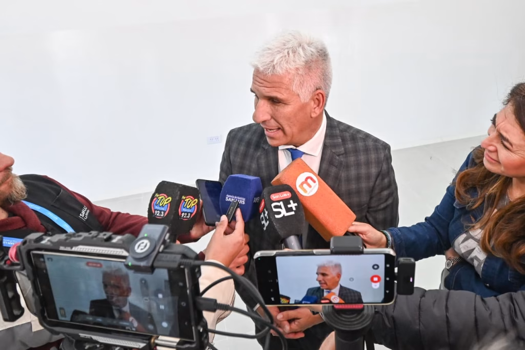 Poggi explicó el proyecto de desendeudamiento que impulsa la Provincia y anunció la construcción de un polideportivo para la escuela Lucio Lucero - imagen destacada