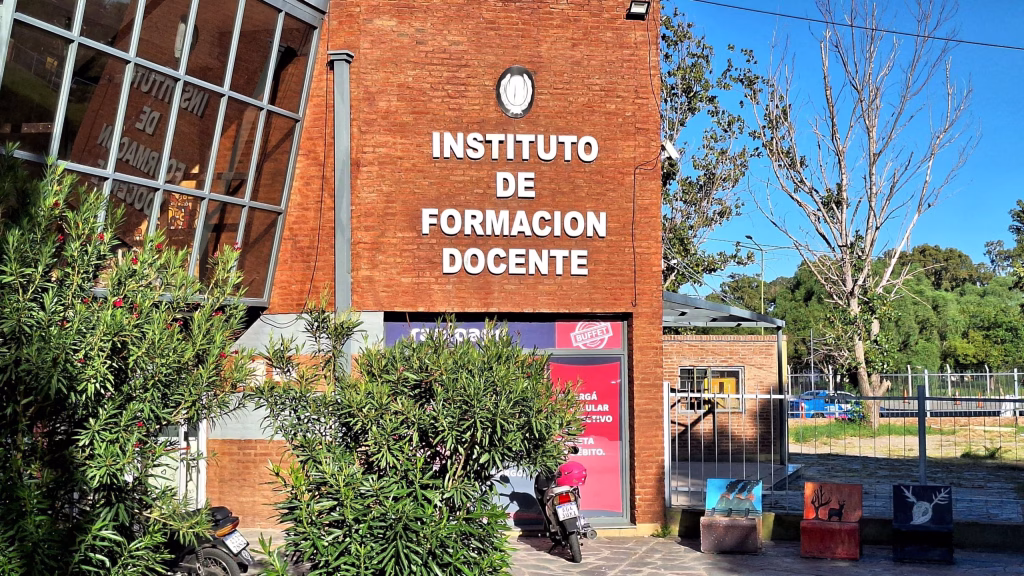 Docentes de los IFDC reclaman equiparación salarial y piden intervención de la Defensoría del Pueblo - imagen destacada