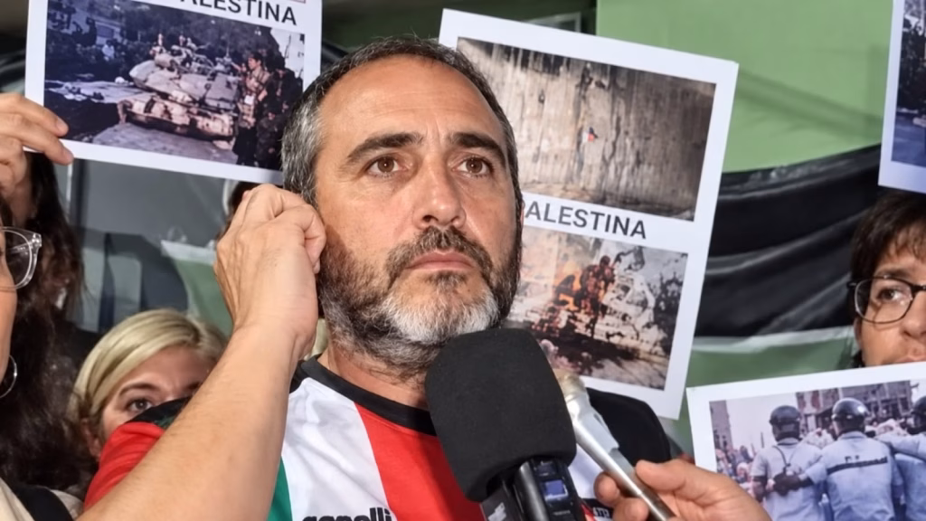 Allanaron la casa de un dirigente de Izquierda Socialista en Rosario y denunció persecución por su militancia a favor de Palestina - imagen destacada